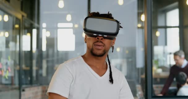 Männliche Führungskräfte Mit Virtual Reality Headset Amt Männliche Führungskraft Gestikuliert — Stockvideo