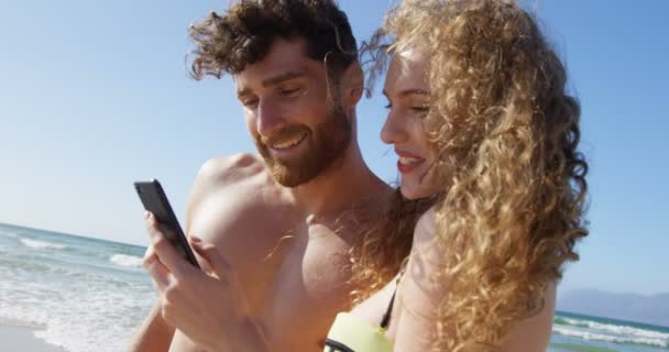 Romantiska Par Med Mobiltelefon Stranden Par Att Kul Stranden — Stockvideo