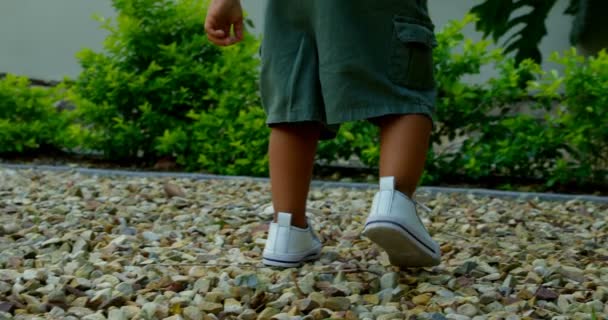彼らの家の裏庭で遊ぶかわいい黒い赤ちゃんの低部は の歩き方 — ストック動画