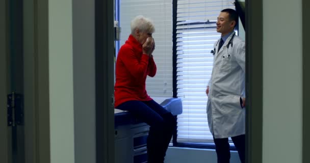 Jeune Asiatique Médecin Masculin Interagissant Avec Patient Âgé Dans Clinique — Video