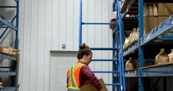 Vue Face Travailleuse Caucasienne Marchant Avec Boîte Carton Dans Usine — Video