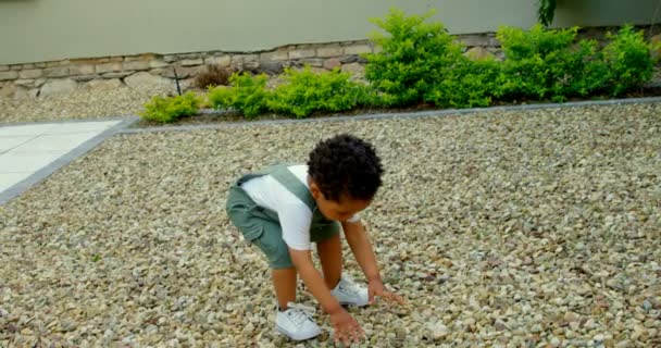 Vista Frontal Bebê Preto Bonito Brincando Quintal Sua Casa Ele — Vídeo de Stock