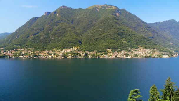 Montagne Verdoyante Lac Par Une Journée Ensoleillée Établissement Sur Côte — Video