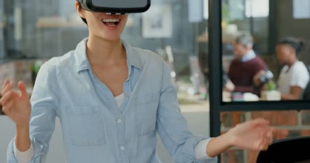 Esecutivo Femminile Utilizzando Cuffie Realtà Virtuale Ufficio Coworkers Che Lavorano — Video Stock