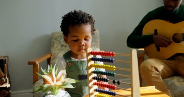 Čelní Pohled Roztomilé Malé Černé Syna Hrát Abacus Obývacím Pokoji — Stock video
