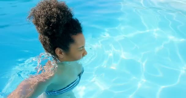 Boční Pohled Mladé Ženy Smíšené Rasy Při Koupání Bazénu Slunečného — Stock video