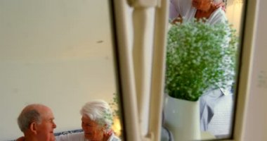 Üst düzey çift birbirimizi rahat evde yatak odasında öpüşme. Üst düzey iki ayna içinde yansıma ev 4 k