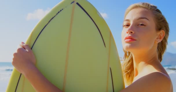 Zijaanzicht Van Jonge Kaukasische Vrouw Stond Met Surfboard Het Strand — Stockvideo