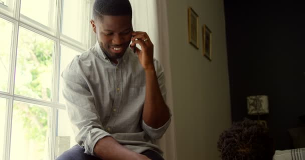 Vista Frontal Del Joven Padre Negro Hablando Por Teléfono Móvil — Vídeo de stock