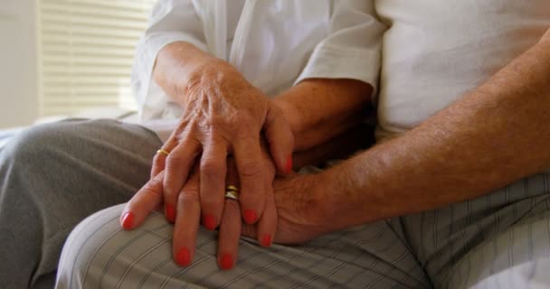 Primer Plano Pareja Ancianos Tomados Mano Dormitorio Casa Cómoda Sección — Vídeos de Stock