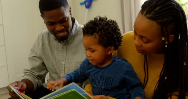 Vooraanzicht Van Jonge Zwarte Ouders Zoon Lezen Van Een Verhaal — Stockvideo