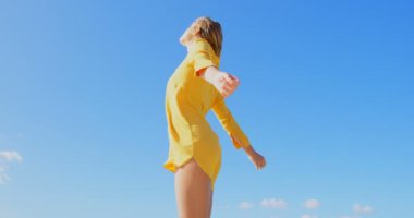 Sahilde geçti silah ile duran genç Kafkas kadın düşük açılı görünümü. Kaygısız kadın onun mutluluğu 4 k ifade