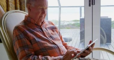 Açık beyaz komuta sizde rahat evde dijital tablet kullanarak eski görüntüleyin. 4 k pencereden bakıyor