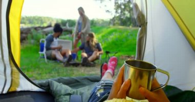 Kadın çadırda ormanda rahatlatıcı düşük bölümü. 4 k birlikte oturan arkadaşlar