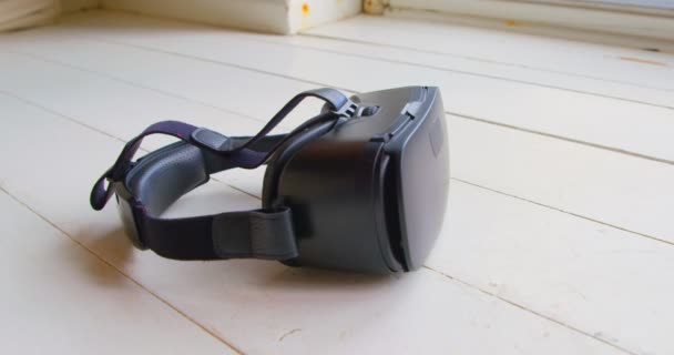 Close Realidade Virtual Headset Casa Fone Ouvido Realidade Virtual Piso — Vídeo de Stock