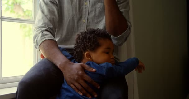 Framifrån Unga Svarta Far Talar Mobiltelefon Med Baby Ett Bekvämt — Stockvideo