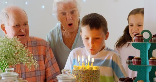 Vista Frontal Familia Multigeneracional Caucásica Celebrando Cumpleaños Nieto Hogar Cómodo — Vídeos de Stock