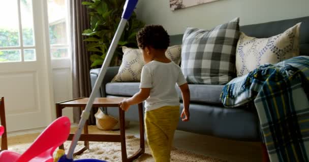 Vista Lateral Menino Negro Brincando Uma Casa Confortável Ele Está — Vídeo de Stock