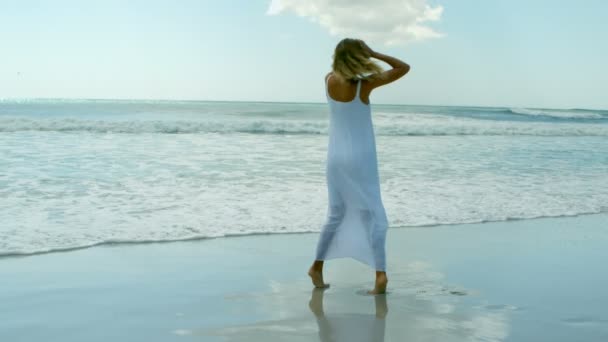 Dikiz Kumsalda Genç Beyaz Kadının Onun Tatil Denize Doğru Koşuyor — Stok video