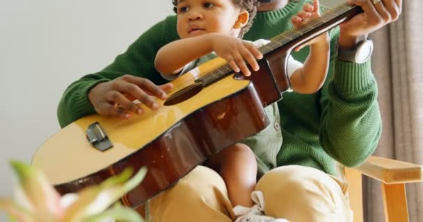 Framifrån Unga Svart Far Och Lille Son Spela Gitarr Vardagsrum — Stockvideo