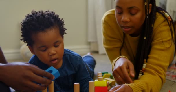 Close Van Jonge Zwarte Ouders Zoon Spelen Met Speelgoed Een — Stockvideo