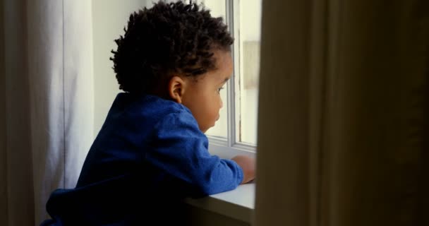 Boční Pohled Milý Chlapeček Černé Opírající Okenní Parapet Pohodlí Domova — Stock video