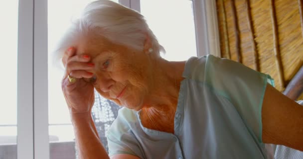 Vooraanzicht Van Oude Kaukasische Senior Vrouw Zittend Bank Een Comfortabel — Stockvideo