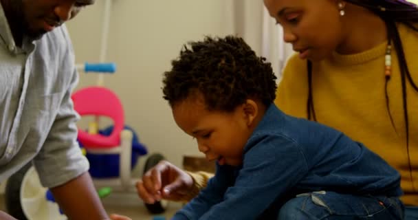 Zijaanzicht Van Jonge Zwarte Ouders Zoon Spelen Met Speelgoed Een — Stockvideo