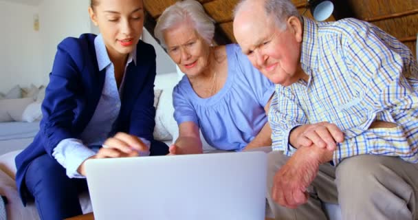 Senior Paar Mit Immobilienmakler Diskutiert Über Laptop Hause Seniorenpaar Schaut — Stockvideo