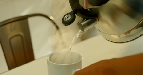 Primer Plano Mujer Negra Vertiendo Agua Caliente Taza Café Mesa — Vídeo de stock