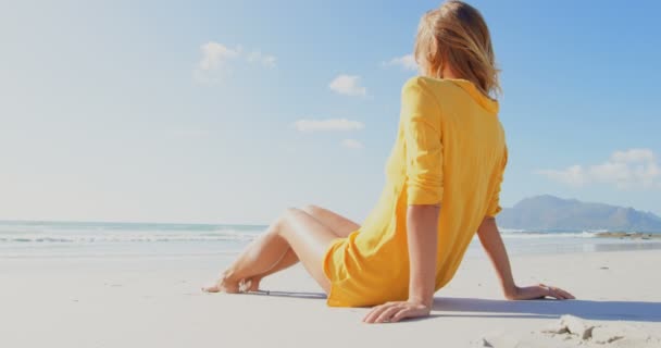 Vista Lateral Jovem Mulher Caucasiana Relaxante Praia Ela Está Sorrindo — Vídeo de Stock