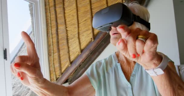 Vooraanzicht Van Kaukasische Senior Vrouw Met Behulp Van Virtual Reality — Stockvideo