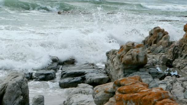 Movimiento Lento Las Olas Contra Las Rocas Playa Olas Salpicando — Vídeos de Stock