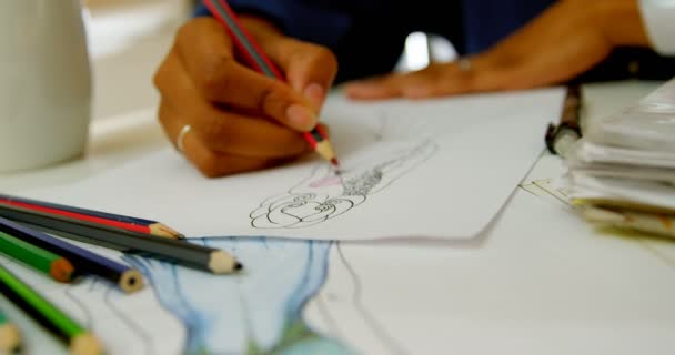 Крупним Планом Чорний Дизайнер Моди Малює Ескізи Сукні Обіднім Столом — стокове відео