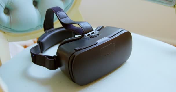 在家里特写虚拟现实耳机 扶手椅4K 上的虚拟现实耳机 — 图库视频影像