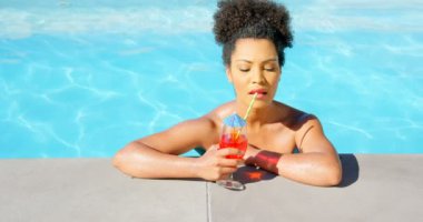 Yüzme havuzunda kokteyl içme genç karışık ırk kadın önden görünümü. O rahatlatıcı ve Dış Saha 4 k arıyorsunuz