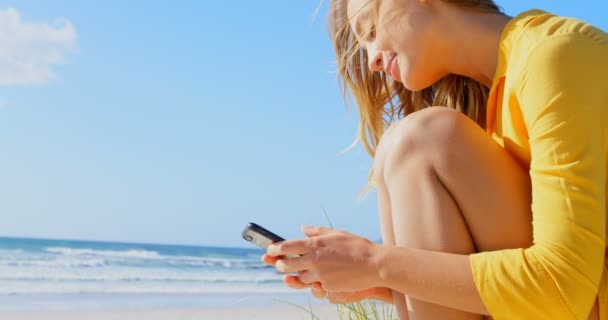 Vista Lateral Jovem Mulher Caucasiana Usando Telefone Celular Praia Ela — Vídeo de Stock