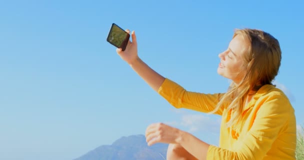 Sidovy Unga Kaukasiska Kvinna Tar Selfie Med Mobiltelefon Hon Avkopplande — Stockvideo