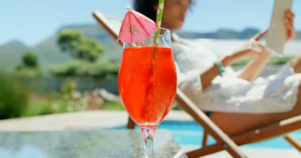 Närbild Cocktail Drink Ett Bord Nära Poolen Kvinna Som Använder — Stockvideo