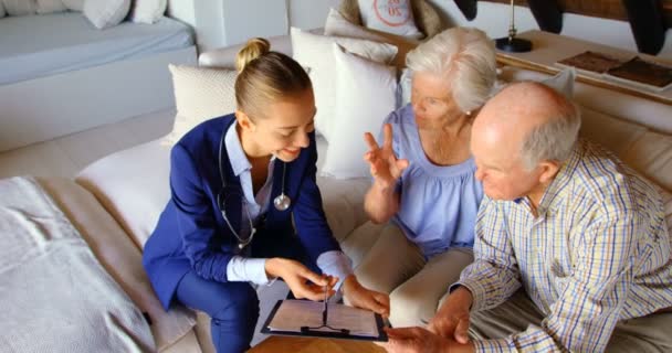 Hoge Hoekmening Kaukasische Senior Paar Bespreken Klembord Met Vrouwelijke Arts — Stockvideo