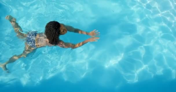 High Angle View Young Mixed Race Woman Swimming Pool Sunny — Stock Video