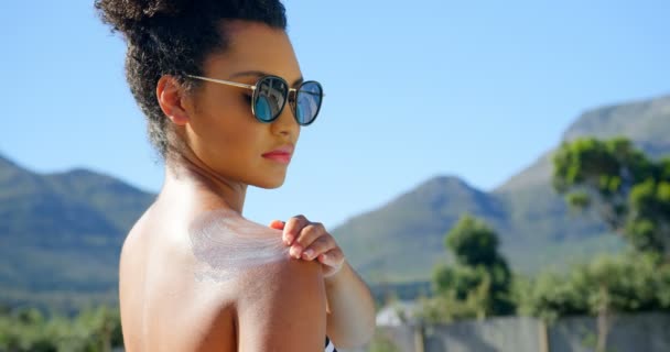 Side View Young Mixed Race Woman Applying Sunscreen Her Shoulder — Stock Video