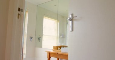 Modern banyo lavabo evde. Ahşap masa 4 k lavabo