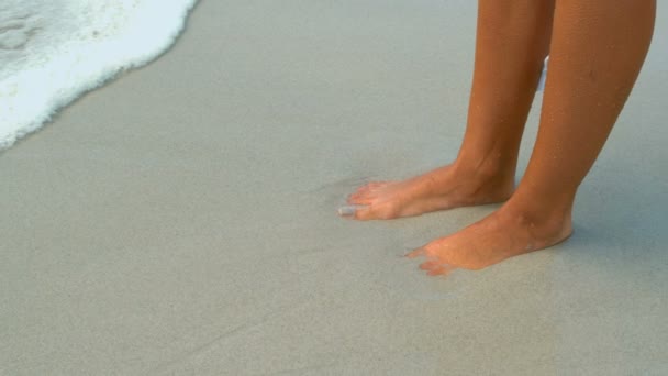 Niedriger Abschnitt Des Frauenfußes Der Von Sanfter Meeresbrandung Strand Berührt — Stockvideo