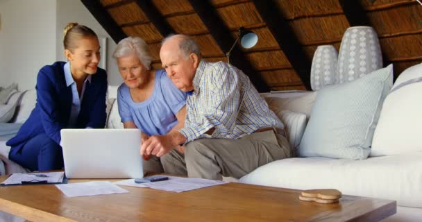 Senior Paar Met Onroerende Goederenagent Bespreken Laptop Thuis Senior Paar — Stockvideo