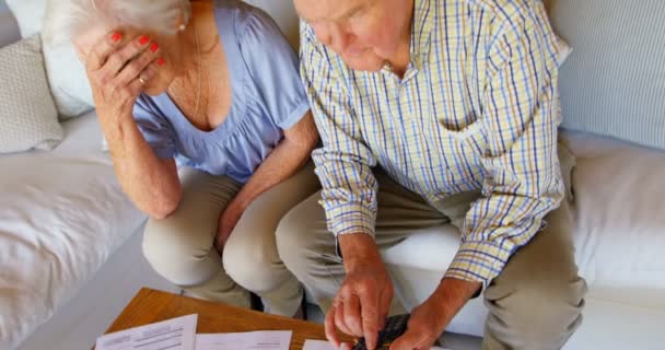 Hoge Hoek Bekijken Van Oude Kaukasische Senior Paar Bespreken Rekeningen — Stockvideo