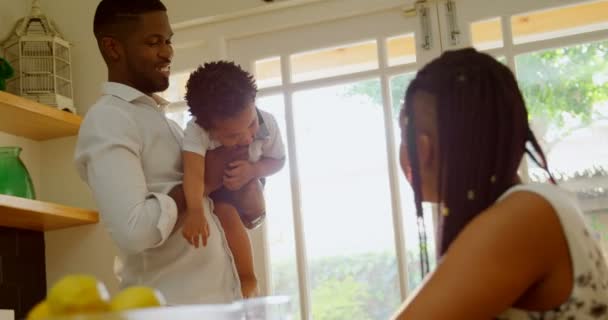 Vista Frontal Jovem Pai Negro Segurando Seu Filho Conversando Com — Vídeo de Stock