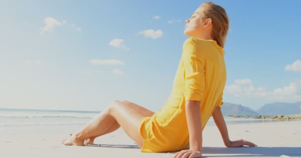 年轻的高加索妇女在海滩上放松的侧视图 有思想的女人把4K — 图库视频影像