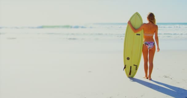 Vue Arrière Jeune Femme Caucasienne Debout Avec Planche Surf Sur — Video