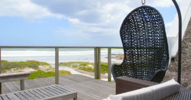 Chaise Balançoire Dans Balcon Maison Ciel Face Mer Arrière Plan — Video